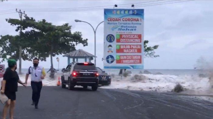 Residents of Manado running away from a massive tidal wave on Jan. 17, 2021. Photo: Video screengrab