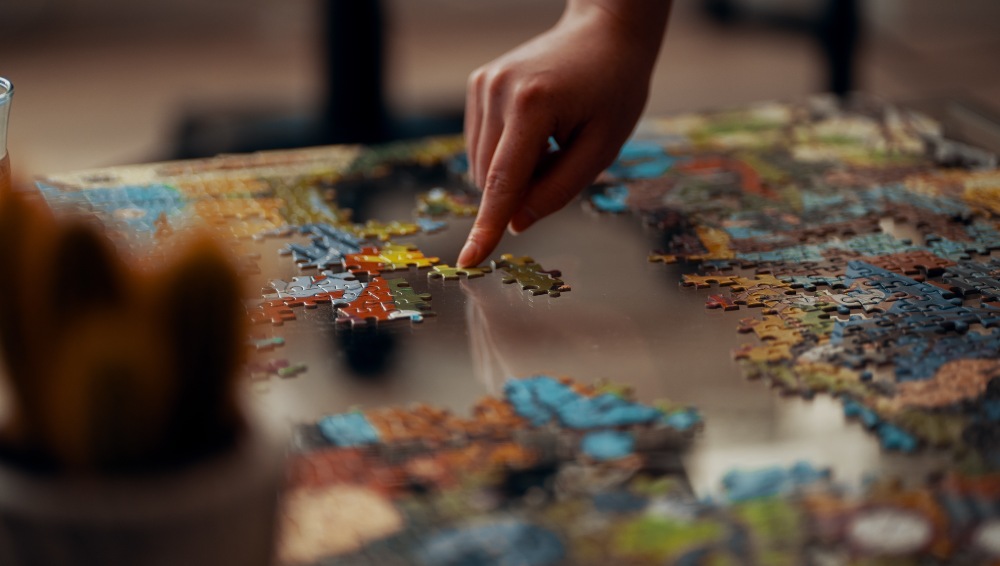 A person putting a jigsaw puzzle together. Photo: Ross Snedon