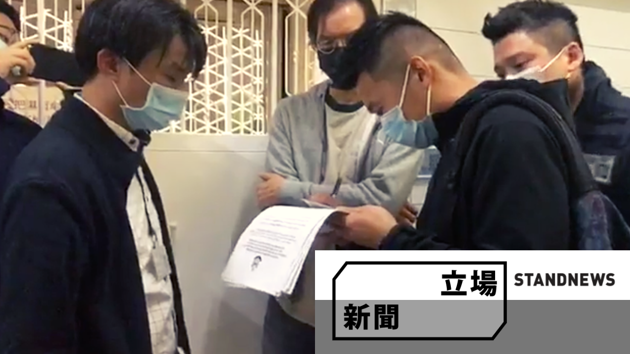 Stand News chief editor Chung Pui-kuen was asked to sign a warrant obliging the outlet to hand over documents for a police investigation on Jan. 6, 2021. Photo via Facebook/Stand News livestream