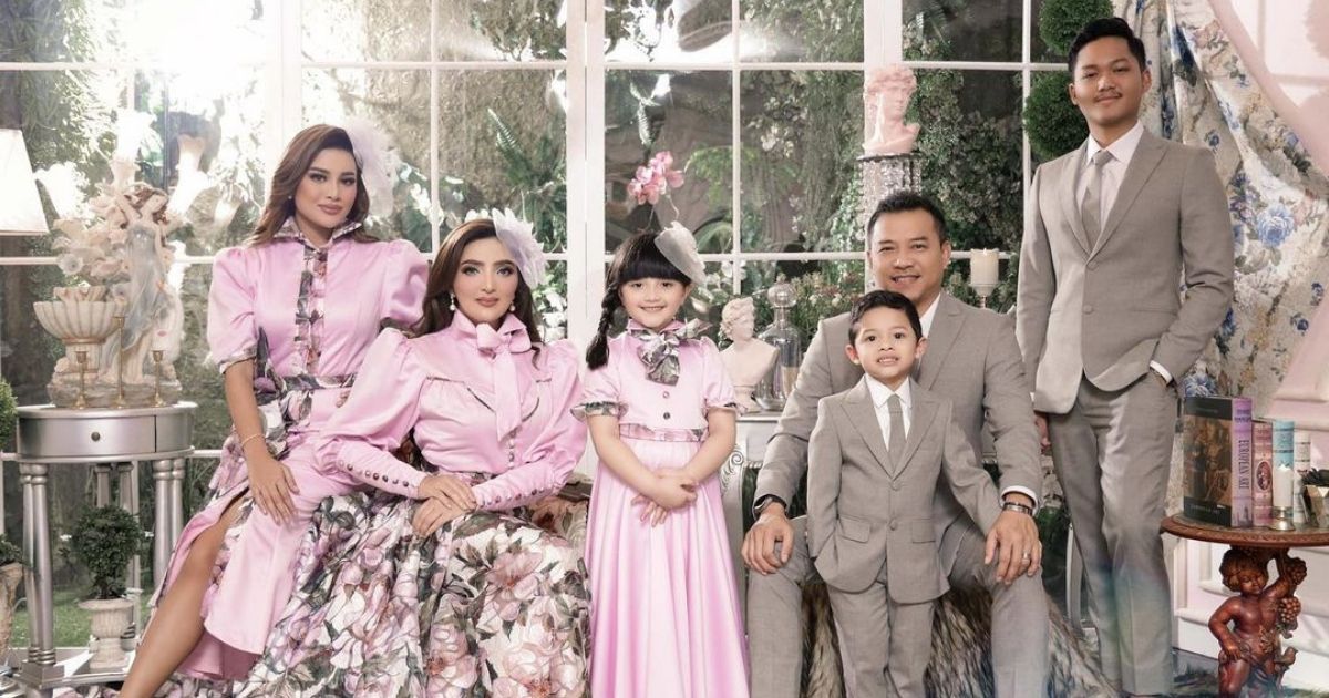Indonesian celebrity couple, singer-turned-entrepreneur Anang Hermansyah and singer Ashanty, as well as three of their children, have become the latest high profile COVID-19 cases in Indonesia after they all tested positive for the coronavirus. (L-R) Aurel, Ashanty, Arsy, Arsya, Anang, and Azriel. Photo: Instagram/@ashanty_ash & @fdphotography90