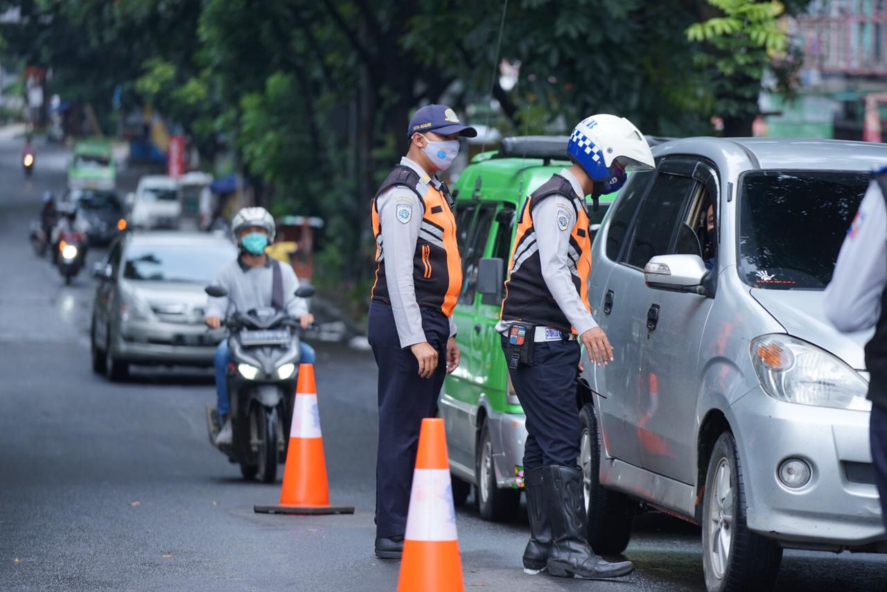 Traffic officers enforcing the odd-even traffic rule in Bogor, West Java. Photo: Bogor city administration