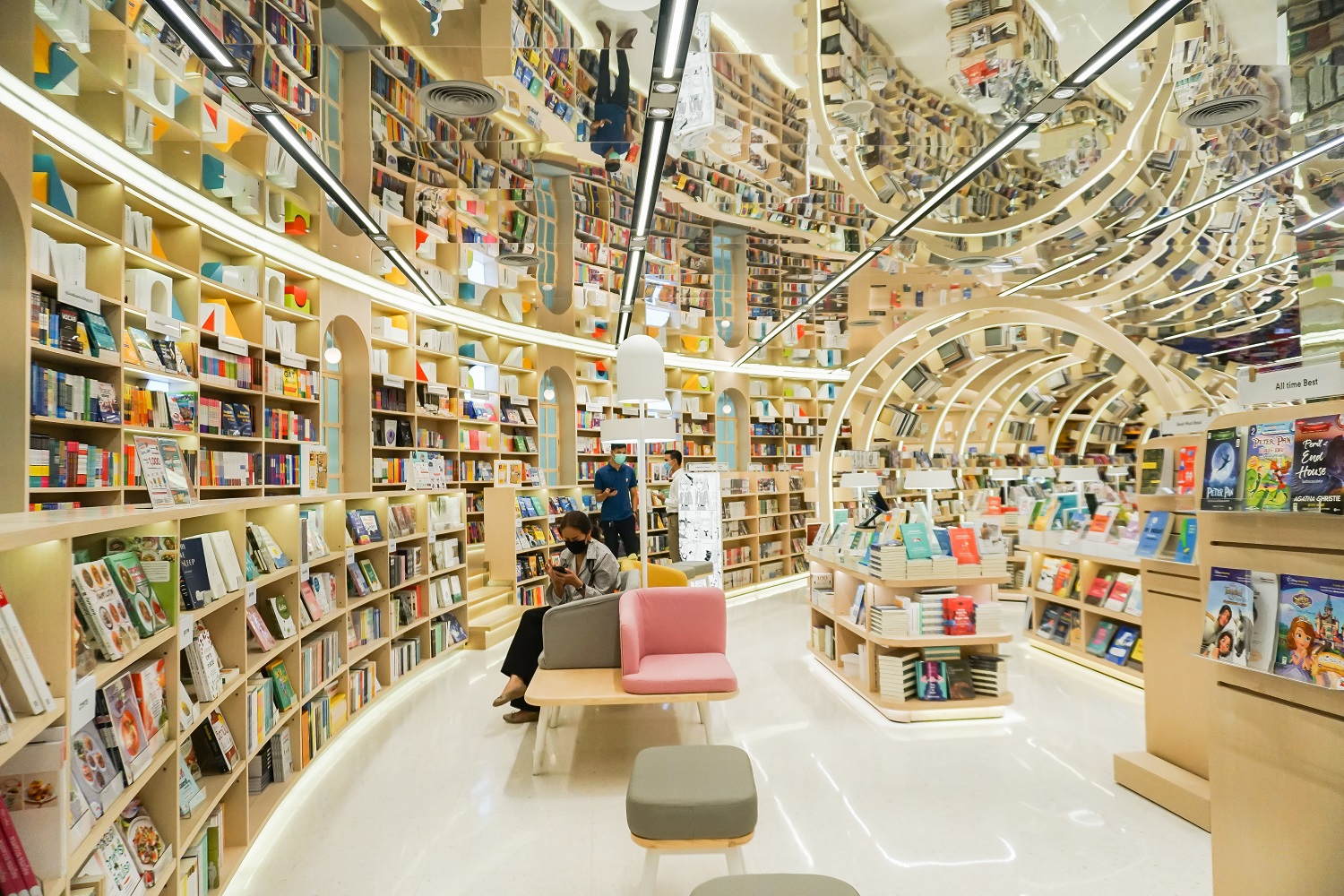B2S Think Space inside Central Chidlom. Photo: Coconuts Bangkok
