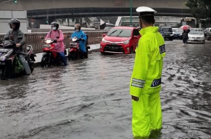 Flood in Kuningan, South Jakarta on Feb. 18, 2021. Photo: TMC Polda Metro Jaya