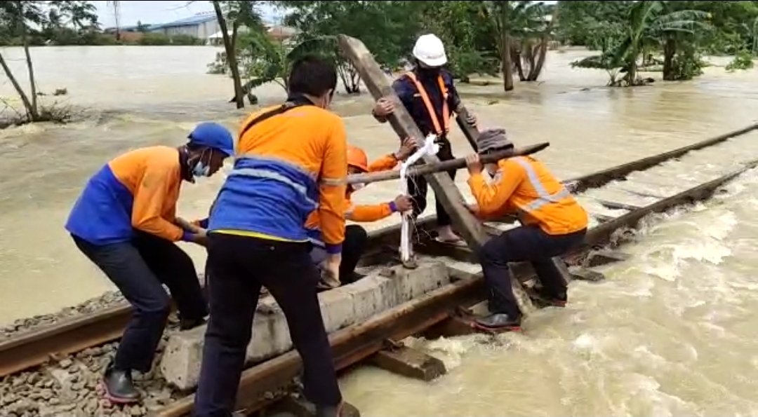 PT KAI workers repairing a flooded train track in Bekasi regency. Photo: Twitter/@KAI121
