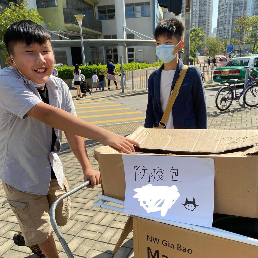 Joel Wong and a member of the district concern group handing out anti-epidemic care packs to residents in Tin Shui Wai. Photo: Facebook/Tin Shui Wai Concern Group