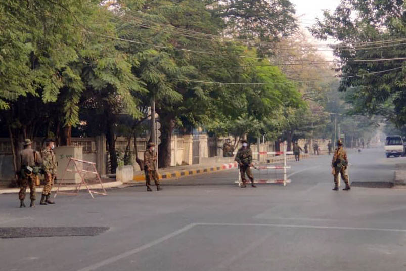 Soldiers outside Mandalay’s Government Offices. Photo: Htun Aung Kyaw