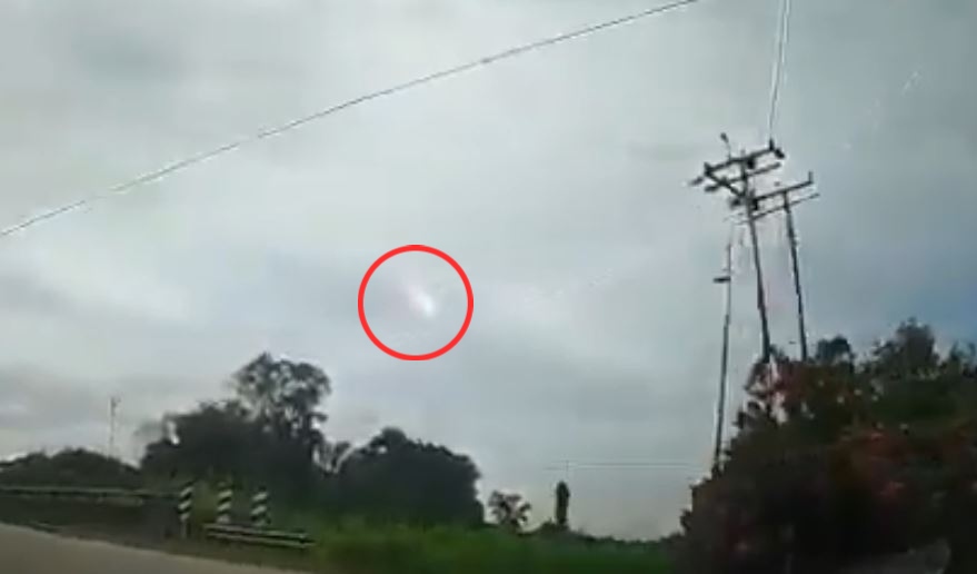 Meteor shoots across the sky in Penampang, Sabah. Photo: Nito Plays/YouTube
