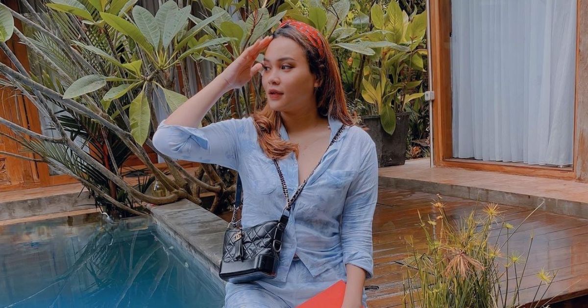 Indonesian Instagram/TikTok celebrity Dinda Shafay has recently come forward with an allegation that an employee of a popular es kopi (iced coffee) chain sexually harassed her. Photo: Instagram/@dindasafay