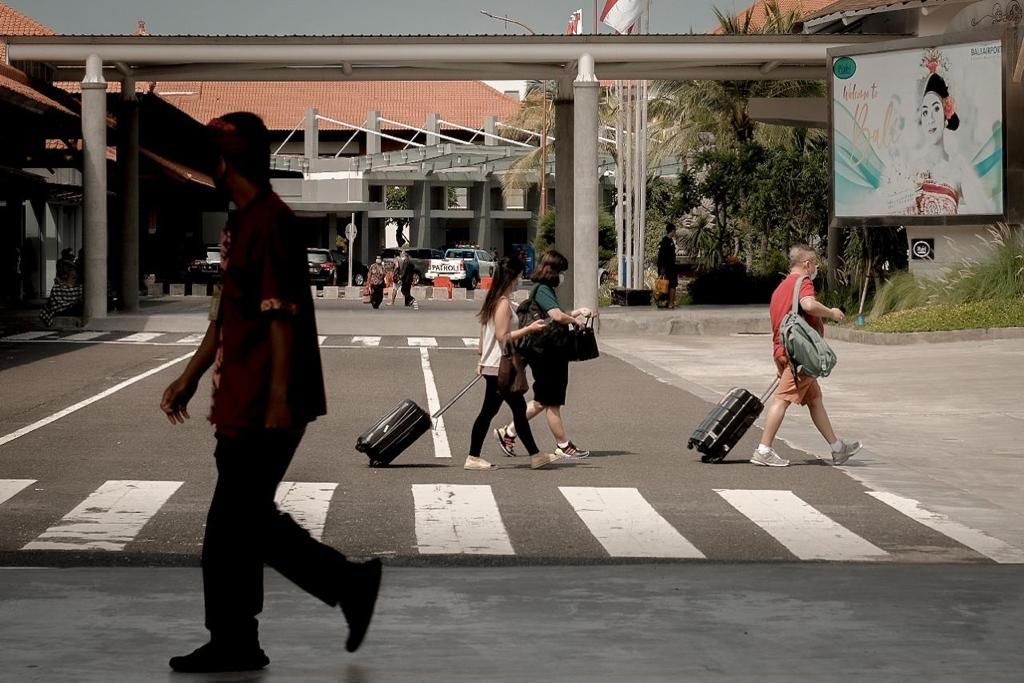 File photo of travelers at the Ngurah Rai International Airport in Denpasar, Bali. Photo: Ministry of Tourism and Creative Economy 