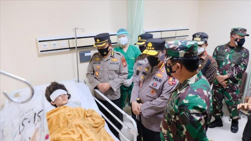 National Police Chief Listyo Sigit Prabowo visiting a victim from the Makassar cathedral suicide bombing. Photo: National Police
