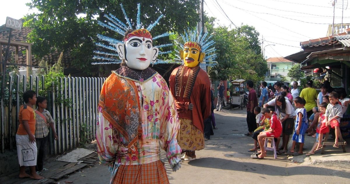 An ondel-ondel street performance in Central Jakarta. Photo: Gunawan Kartapranata/Wikimedia Commons