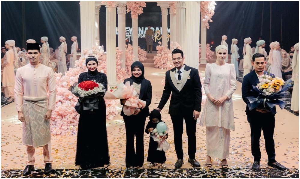 Fashion bosses Nur Liyana and Muhammad Hafiz (middle) posing for photos at the end of the event. Photo: Leeyanarahman.co/Instagram