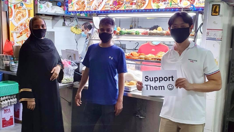Louis Ng poses with a hawker vendor at Yishun Park Hawker Centre in a photo posted online in June 2020. Photo: Louis Ng/Facebook
