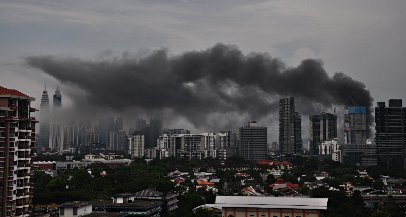 Smoke rising into the air during KL market fire at 6pm on March 17, 2020. Photo: Yeu-Gynn Yeung/Coconuts