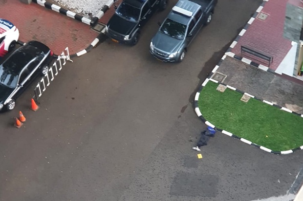 The body of a man who allegedly planned to carry out an attack on the National Police HQ in Jakarta lying on the floor in the parking lot on March 31, 2021. Photo: Istimewa