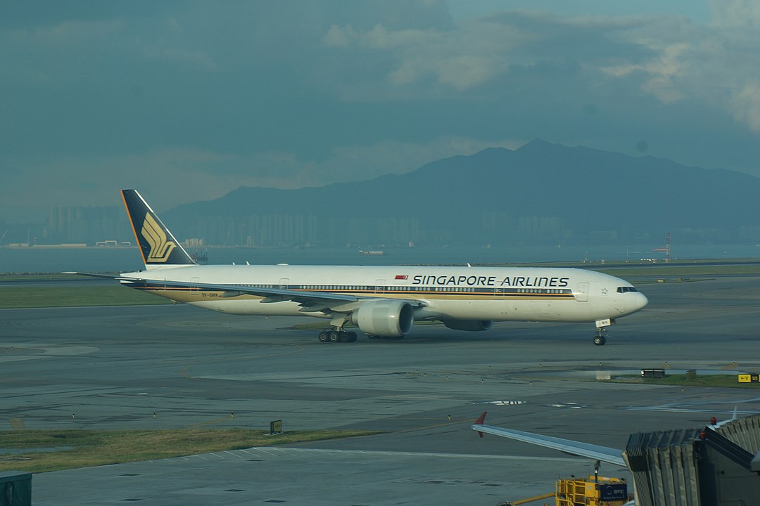 Singapore Airlines aircraft taxis in Hong Kong. Photo: MNXANL