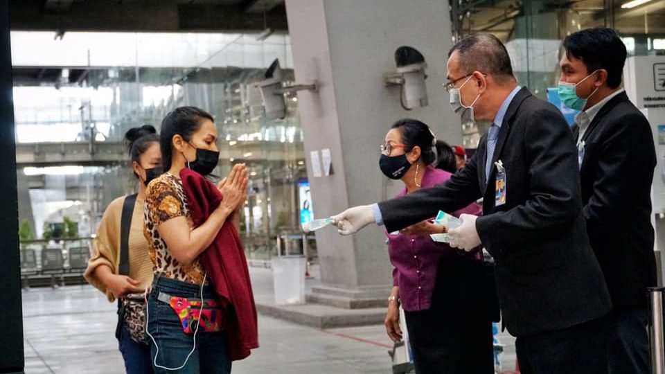 
Airport staff hand out hand sanitizer to travelers at Suvarnabhumi Airport. Photo: Suvarnabhumi Airport
