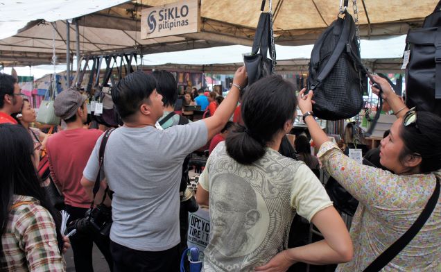 Shoppers looking at Siklo's bags. Photo: Siklo