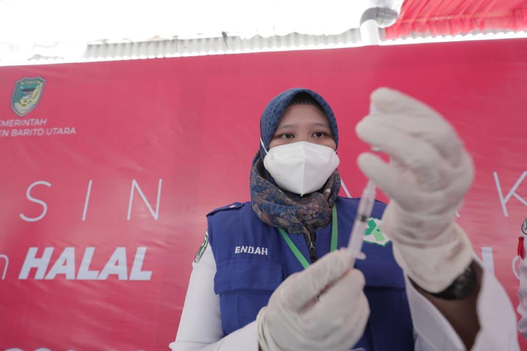 An Indonesian health worker holding a COVID-19 vaccine. Photo: Health Ministry