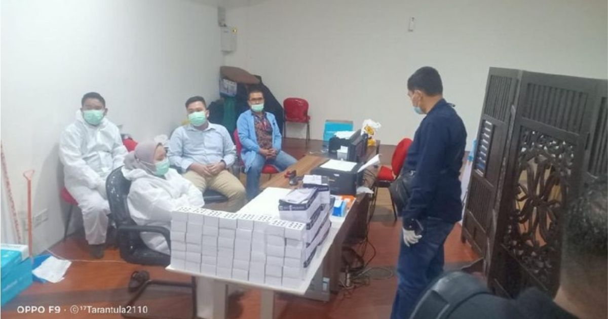 Police have arrested employees at a Kimia Farma lab located at Kualanamu International Airport in North Sumatra, who allegedly reused antigen rapid test kits on customers to cut costs. Photo: Istimewa