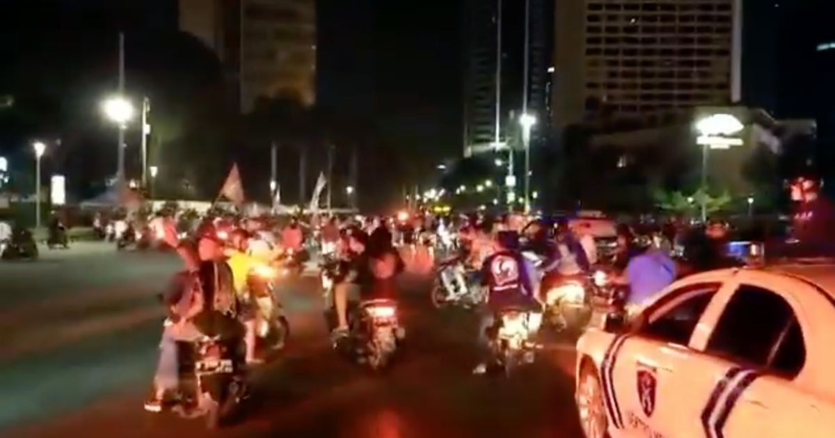 Persija supporters poured into MH Thamrin Street in the direction of Bundaran HI in Central Jakarta on Sunday night (Apr. 25), most of them either riding motorbikes or walking, as they sang their lungs out, unfurled banners and lit flares. Screenshot from Instagram/@tmcpoldametro