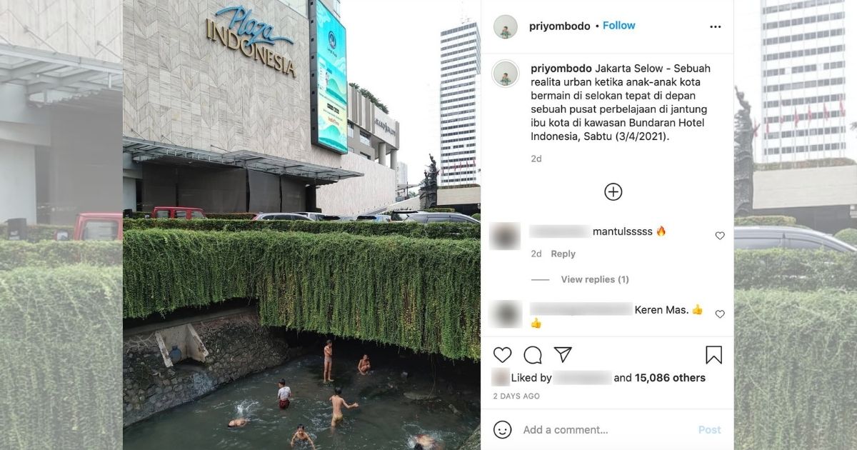 Priyombodo, a photojournalist from Kompas newspaper, recently posted his snap of young children playing in a stream of water that flows in front of Plaza Indonesia, Central Jakarta on Instagram. The striking photo showcases two worlds colliding ⁠— the composition of which makes the stark contrast between the luxury mall and the everyday reality outside of it even more visible. Screenshot from Instagram/@priyombodo