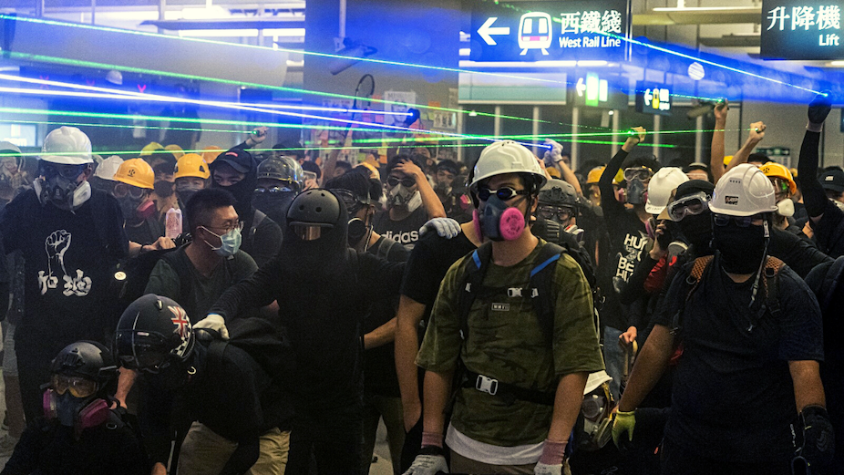 Protesters aim lasers in an MTR station. Photo: Isaac Yeung