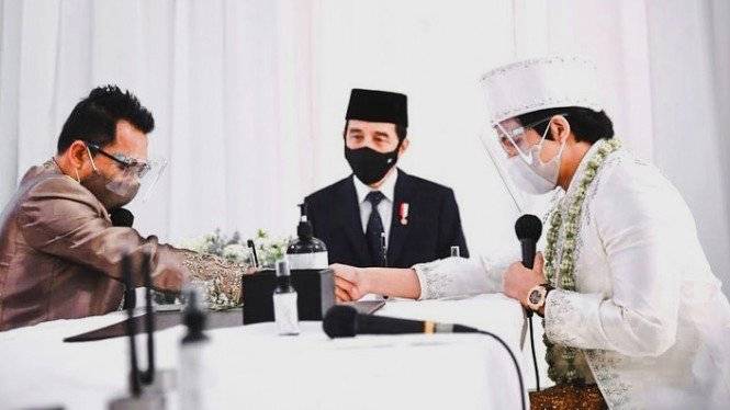 President Joko Widodo being a witness of the sacred vows at the wedding of celebrities Atta Halilintar and Aurel Hermansyah in Jakarta on April 3, 2021. Photo: Twitter/@KemensetnegRI