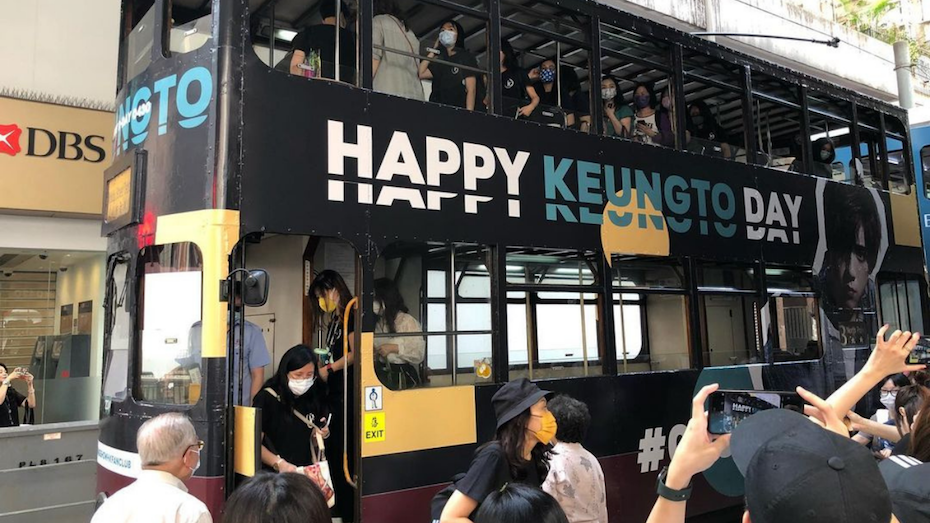 Keung To’s die-hard fans paid to have their beloved idol’s face printed on a tram. Photo: Instagram/sw_mirrorweare
