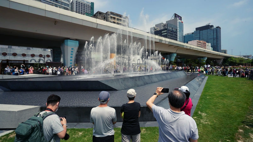 The fountain, with dancing streams of water synchronized with music, cost around HK$50 million (US$6.5 million) to build. Photo: Apple Daily