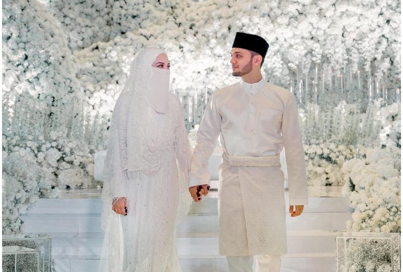 Neelofa and Haris Ismail walk down the aisle on their wedding day. Photo: Neelofa/Instagram
