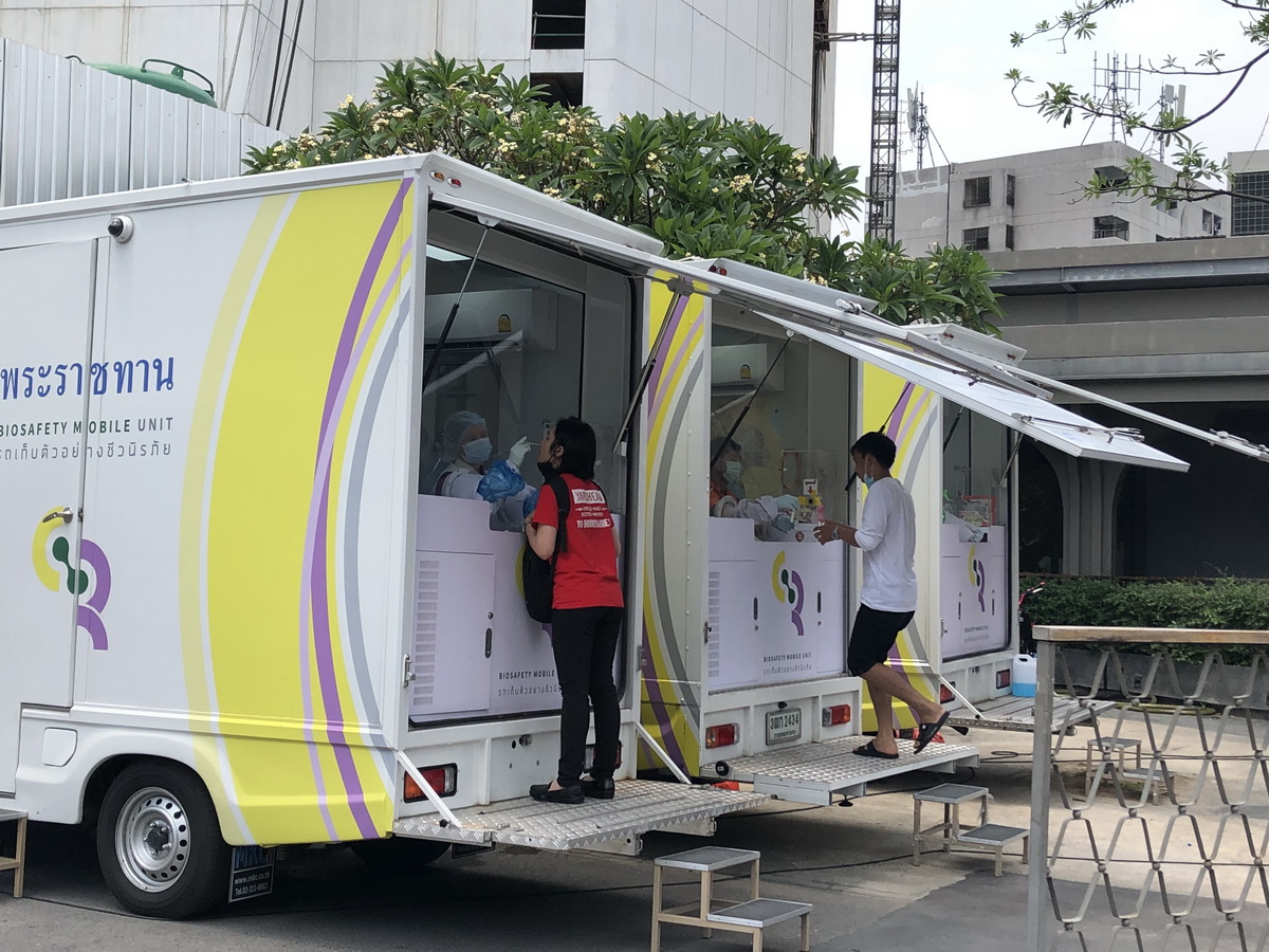 People get nose swab tests by health workers in three mobile units early Thursday afternoon at Arena 10’s Barbarbar pub. Photo: Coconuts 