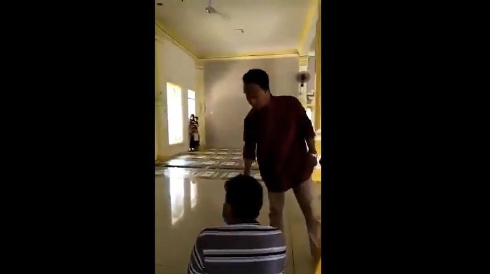 A man aggressively telling another worshipper to remove his mask at a mosque in Bekasi. Photo: Video screengrab