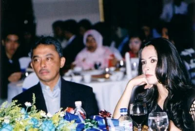 Photo non datée du sultan Abdullah et de Julia Rais.  Photo: eMajalah2u