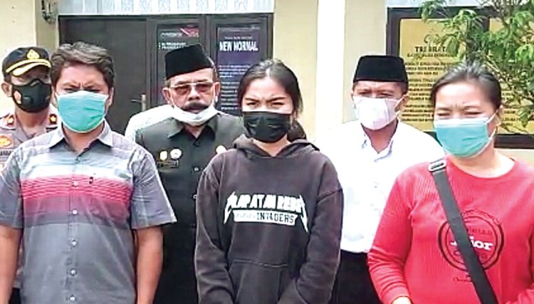 A high school student (center) apologizing publicly over her anti-Palestine TikTok. Photo: Istimewa