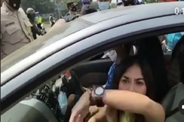 A woman freaks out after officers told her car to turn around at a traffic checkpoint in Cilegon, Banten. Photo: Video screengrab