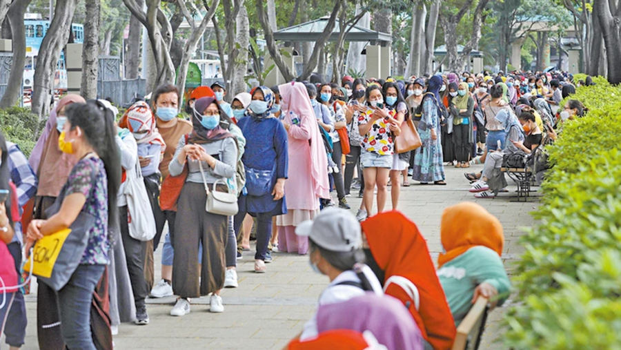 Domestic workers spend their rest day lining up for a COVID-19 test in Causeway Bay. Photo: Apple Dail