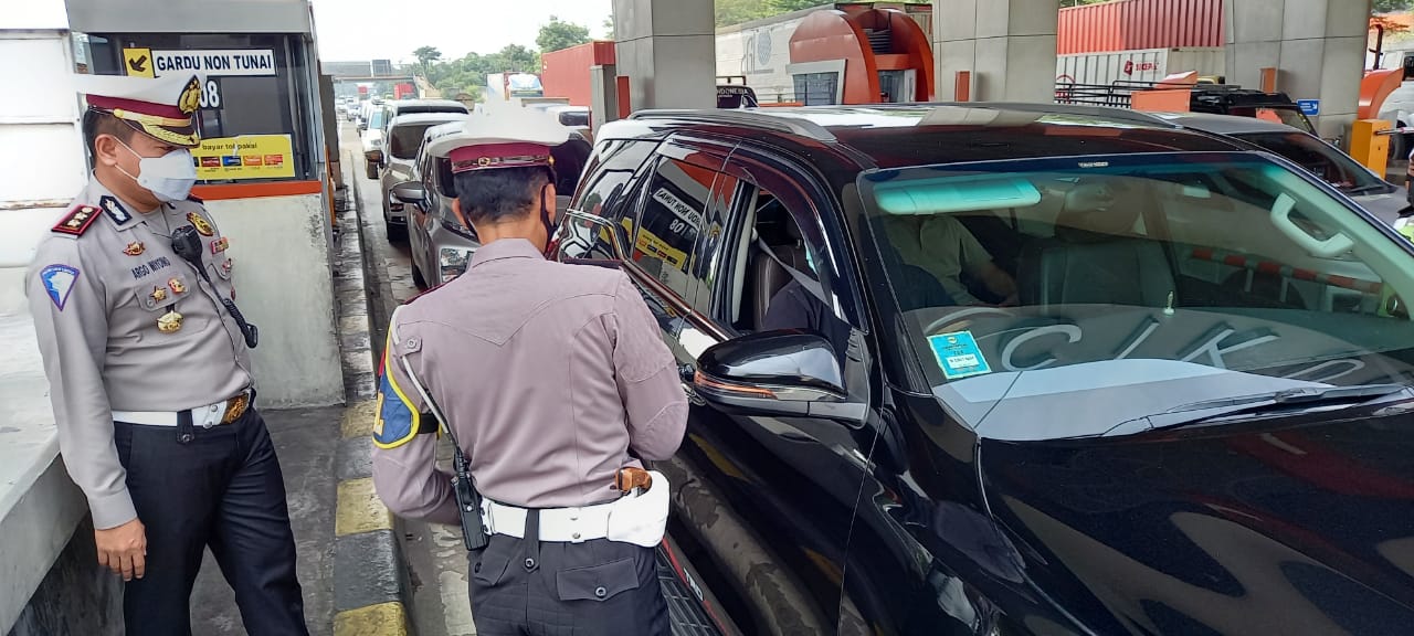Police officers at a traffic checkpoint enforcing the mudik Eid homecoming ban. Photo: Twitter/@TMCPoldaMetro