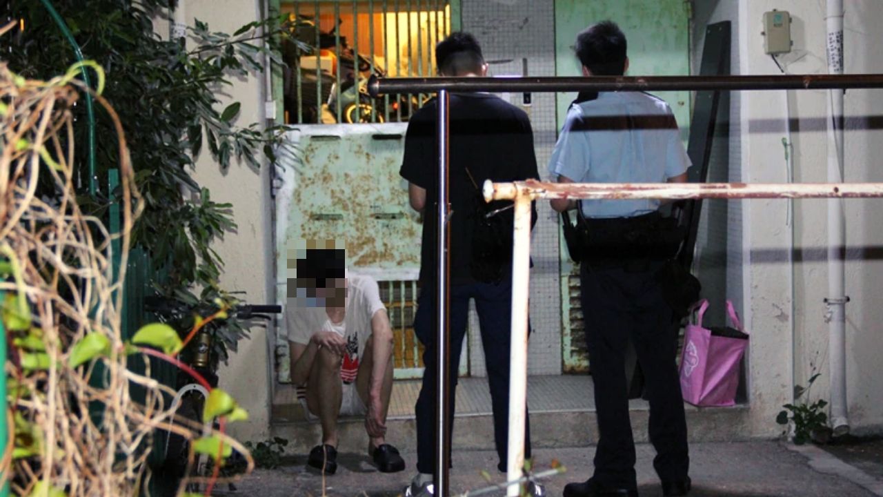Police arrived at the Tsing Yi home and interrogated the very embarrassed non-intruder. Photo: Apple Daily