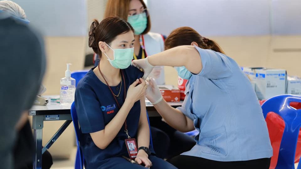 Vaccinations are conducted at the check-in counters in late April at Bangkok’s Suvarnabhumi Airport. Photo: Suvarnabhumi Airport