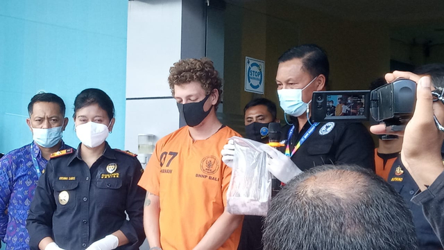 The suspect AG, dressed in orange, stood at a press conference held by the national narcotics agency in Bali (BNNP Bali) today. Photo: Istimewa