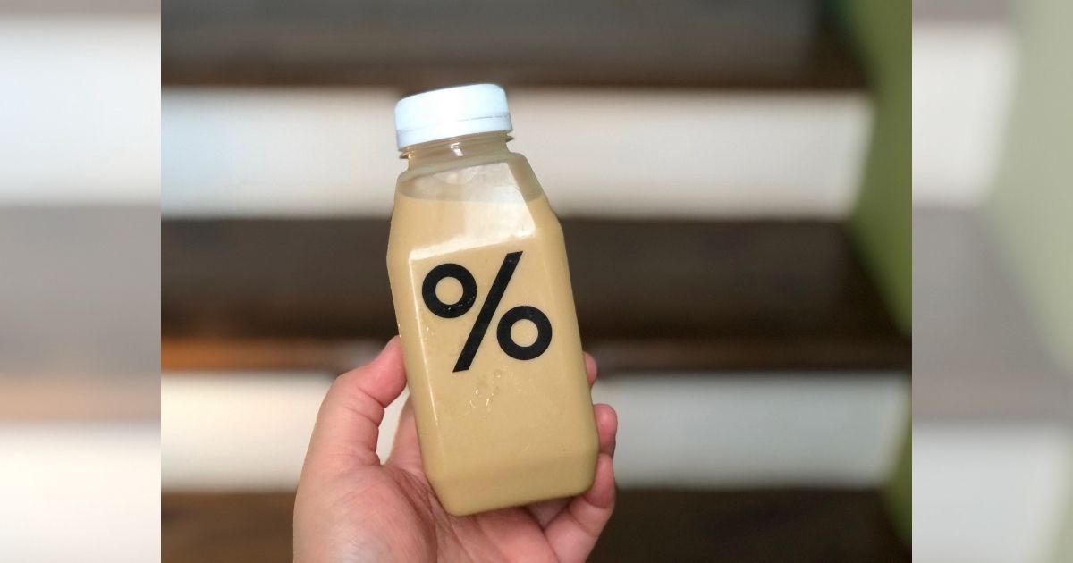 Coming in packages of three and five 330ml bottles, % Arabica Indonesia now offers bottled Caffe Latte, Spanish Latte, and Americano. <em></noscript>Photo: Nadia Vetta Hamid for Coconuts Media</em>