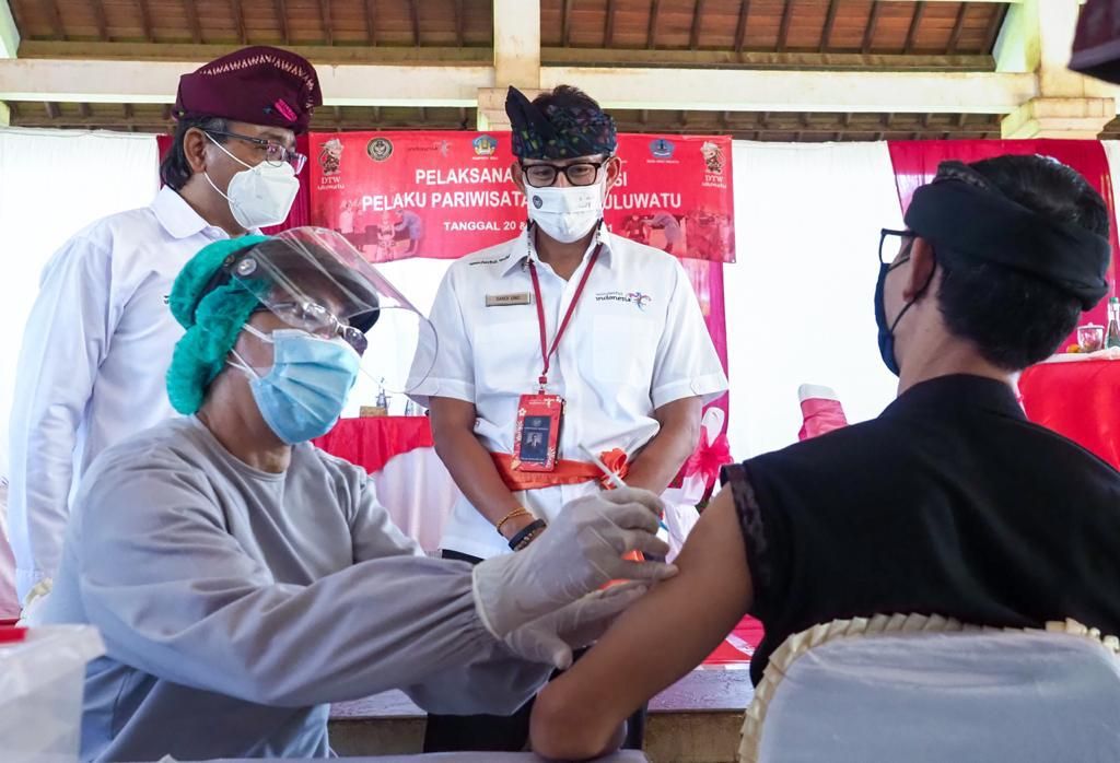 Tourism and Creative Economy Minister Sandiaga Uno (middle), supervising a vaccination drive in Uluwatu. Photo courtesy of the Ministry of Tourism and Creative Economy. 