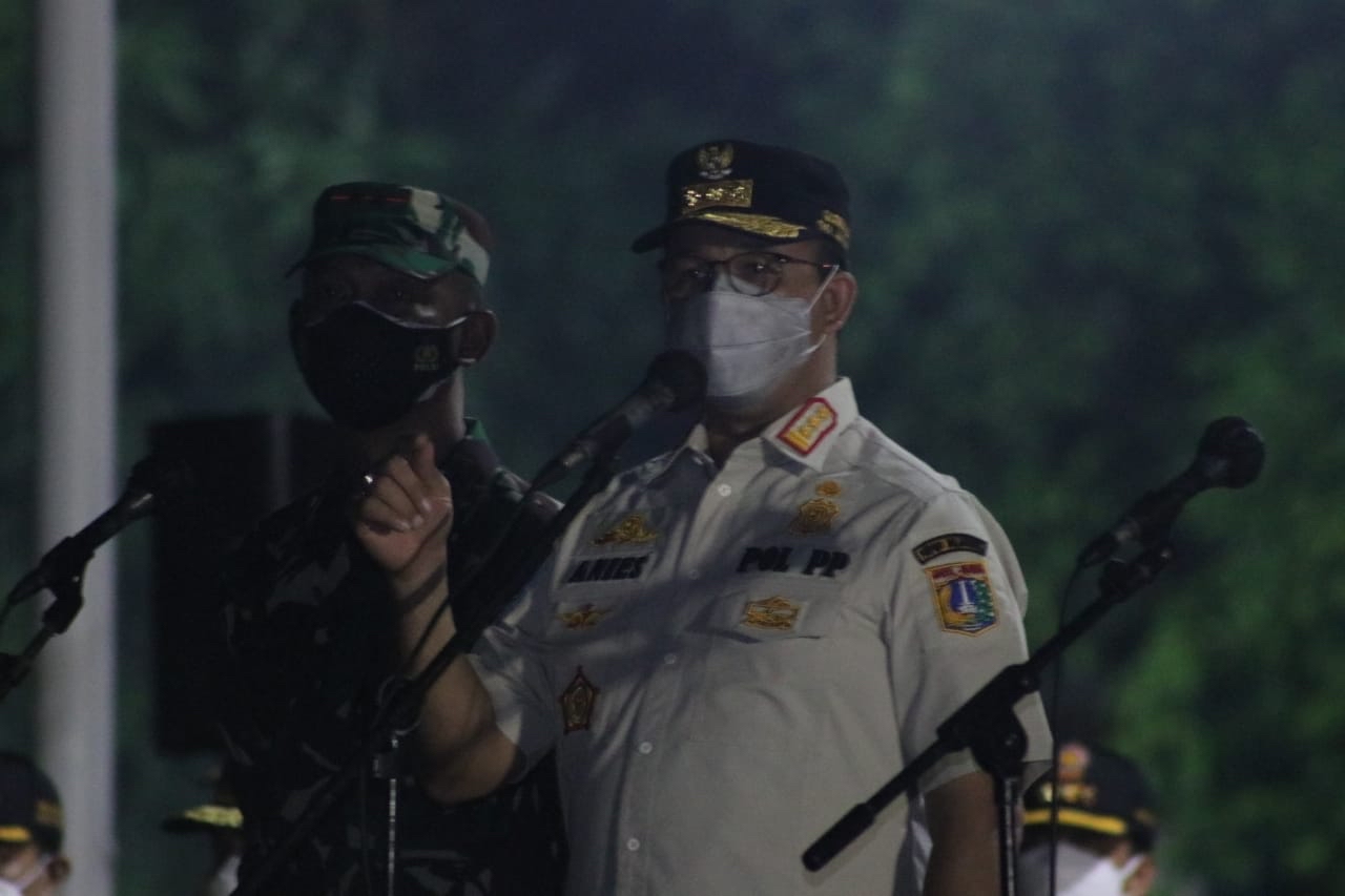 Governor Anies Baswedan instructing law enforcement to step up vigilance for health protocols in Jakarta on June 13, 2021. Photo: Jakarta Provincial Government