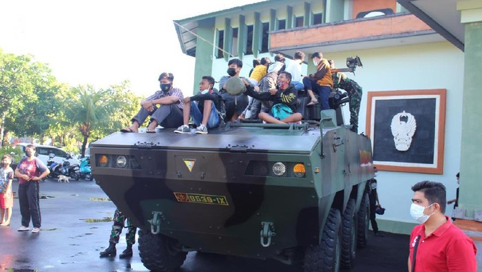 About five military tanks were stationed at the Praja Raksaka Sports Arena in Denpasar on Saturday. Photo: Courtesy of Kodam IX/Udayana