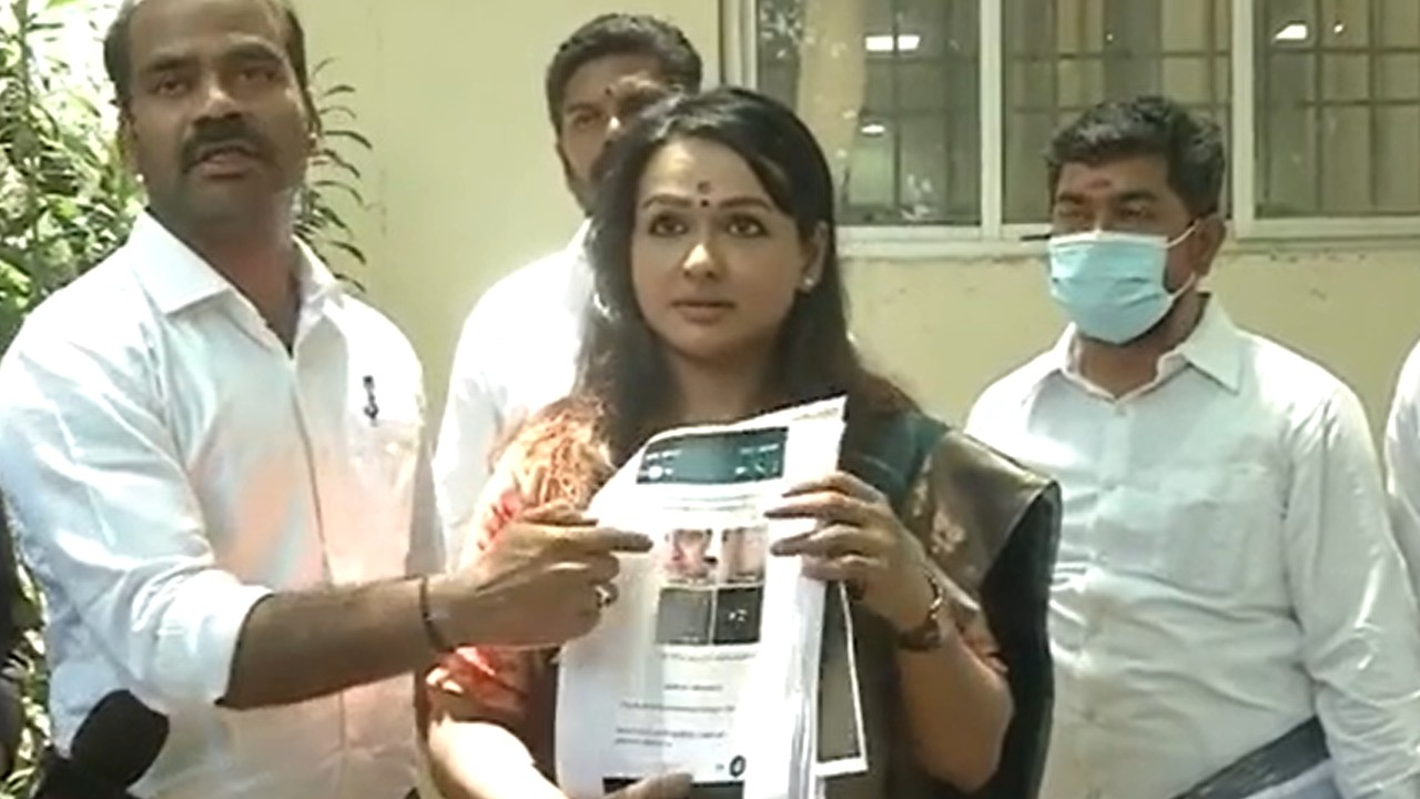 Malaysian actress Shantini Theva presenting her police complaint to the media. Photo: Sun News/Instagram