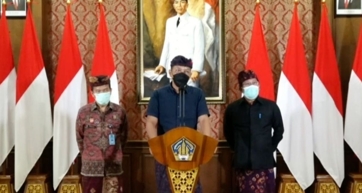 I Dewa Nyoman Rai Dharmadi (middle), an official from Bali’s COVID-19 task force, speaking during a press conference on July 1, 2021. Screengrab: YouTube