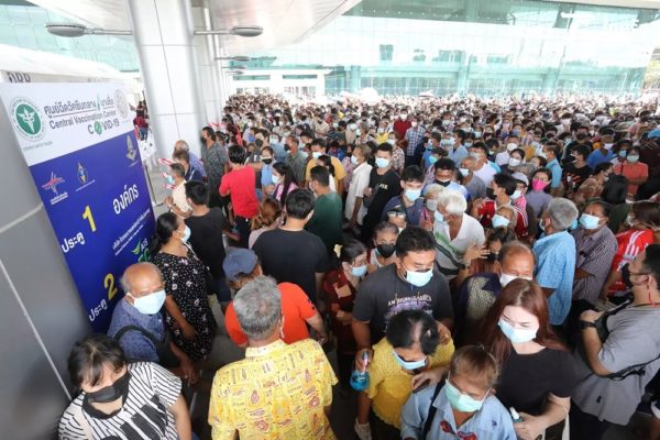 An alarming scene at Bangkok’s Bang Sue Grand Station of crowds cramming inside for vaccination. Photo: Thairath