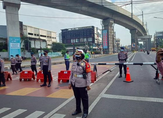 A roadblock set up in Jakarta as part of the implementation of Emergency PPKM. Photo: Twitter/@TMCPoldaMetro