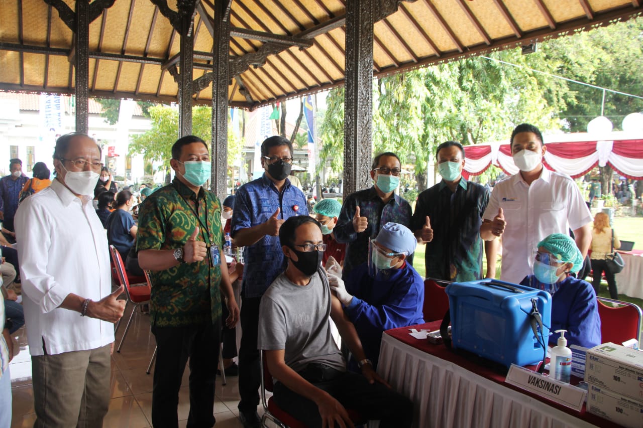 Bali Health Agency Chief Ketut Suarjaya, left, posing with other local officials while surveying a vaccination service held in Denpasar. Photo: Pemprov Bali